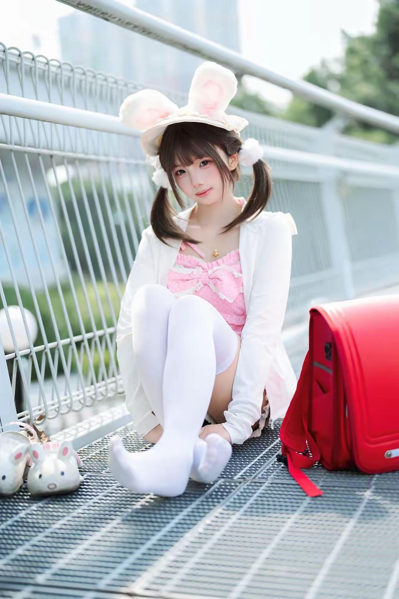 萌兔少女坐桥边，粉色裙摆随风飘🌸🐰💕