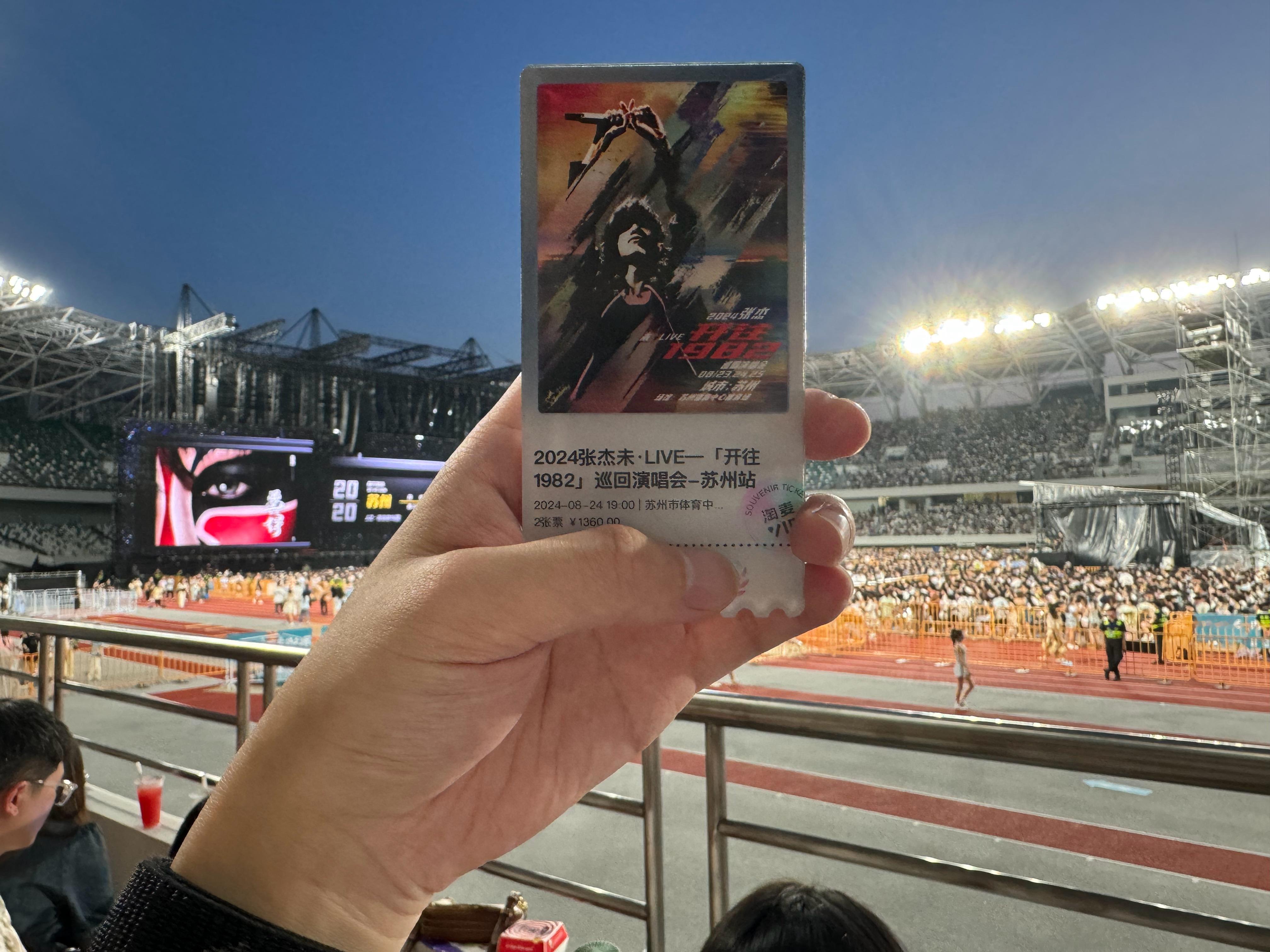 不愧是张杰，现场CD稳的不行！  ​​​