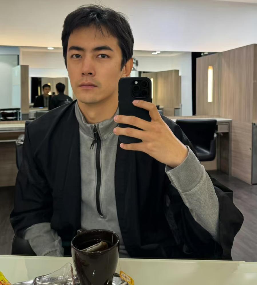 纪凌尘真栽了，他试戏成功，导演一听他和阚清子的事，当场就把人给换了。
你以为只