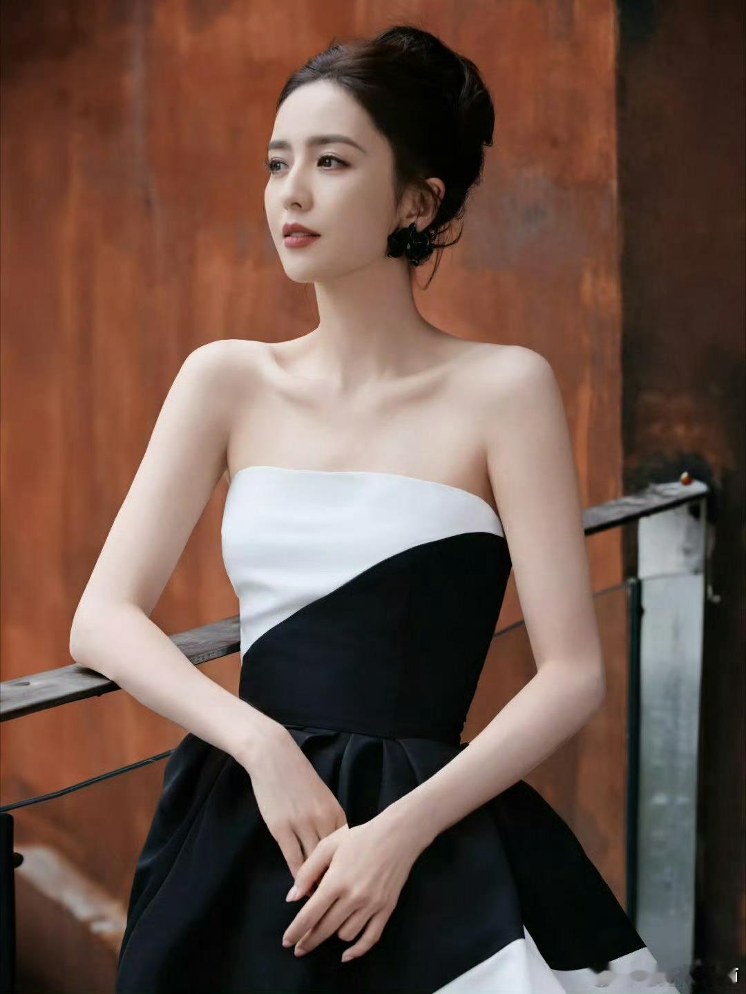 中国是讲人情的社会，可如今人们感觉人情越来越淡，靠人情很多事都办不了。如果你不够