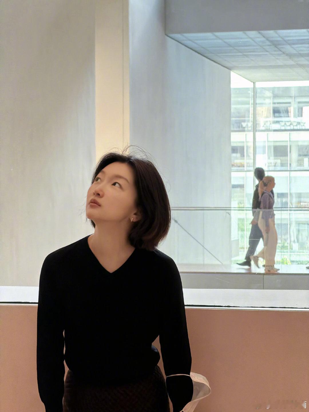周冬雨皮肤会不会太好了 周冬雨素颜看展 周冬雨发了组假期随手拍，素颜、黑发、白到