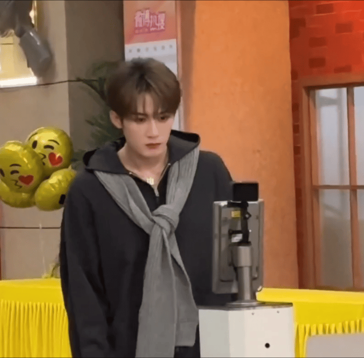 不是我说，歪头这一下真的很像小猫咪，本铲屎官深有体会，小猫咪就是会突然蹲在你面前