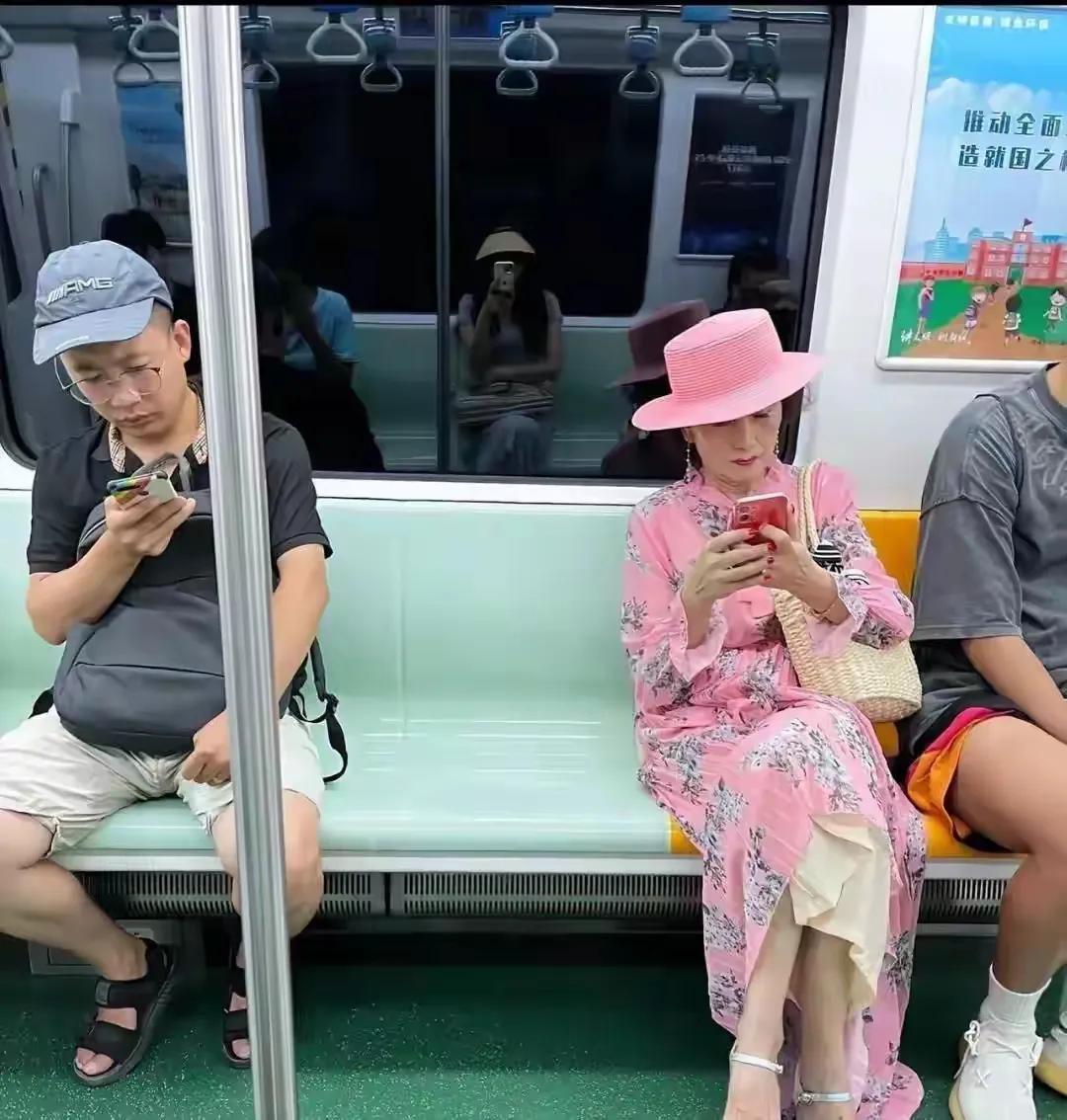 发现了吗？坐地铁时，不管是男人女人，还是学生，都喜欢的拿着手机，更奇怪的是他们喜