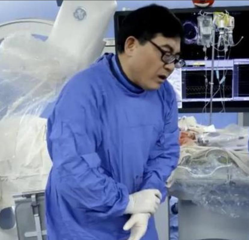 19岁女孩心脏手术做到一半，生死关头，主刀医生却手抖着跑下了手术台，此时女孩的生