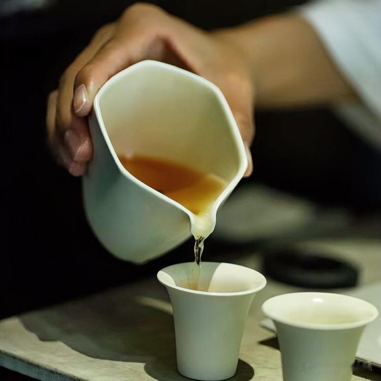 《光阴乐府体》
青瓷盏，沸水旋，叶浮沉，意千般。
不求急，但求缓，慢煮味，即道筵