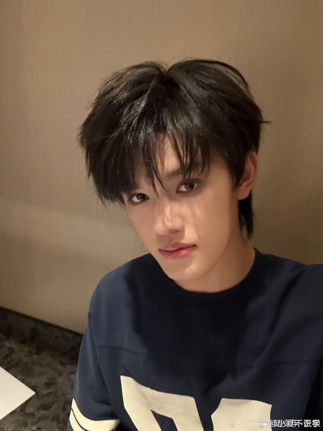 张极 帮我听一下像不像比伯 张极的音乐风格和比伯的确有异曲同工之妙，特别是在情感
