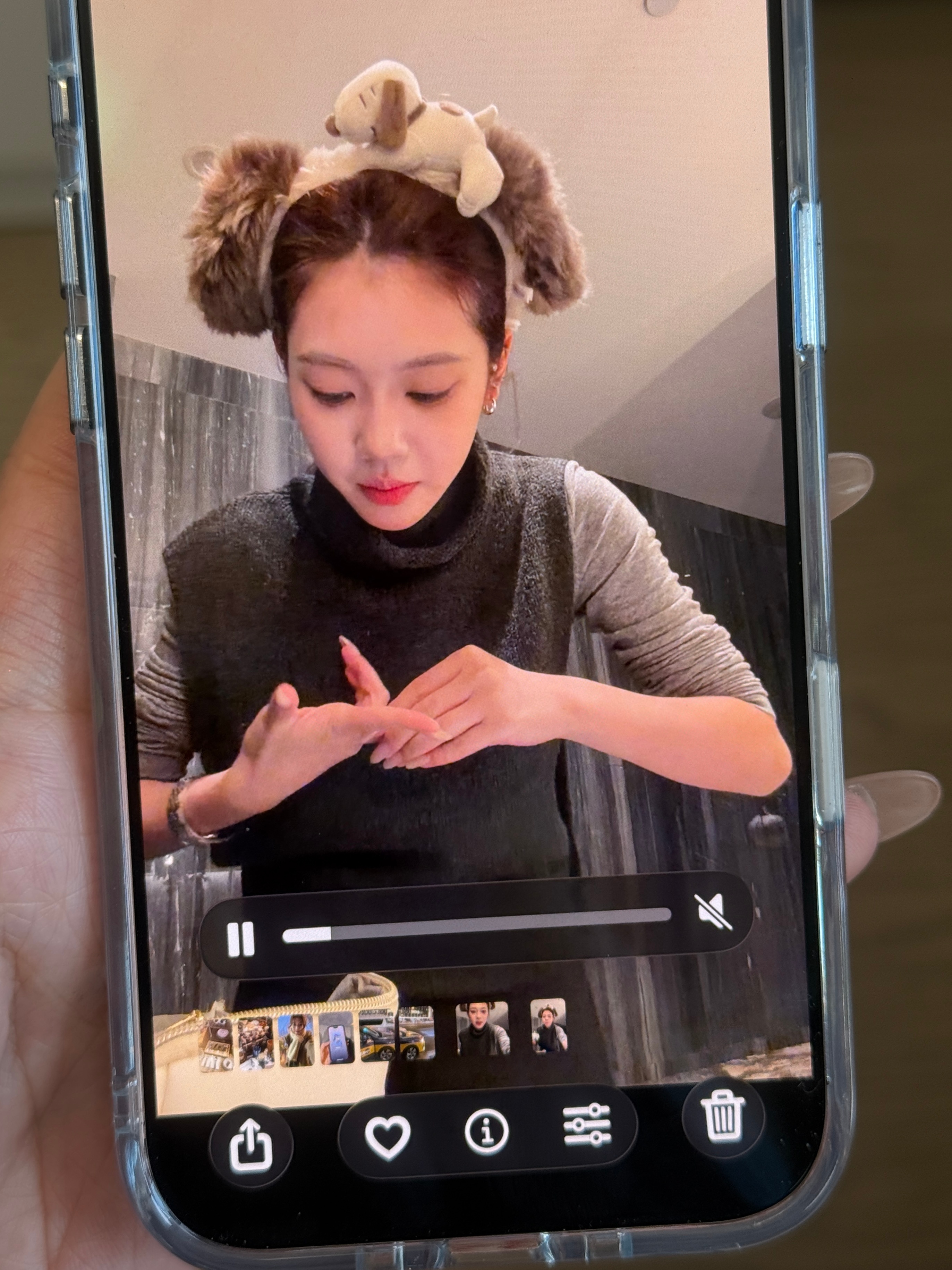 吓疯了刚找不到我的戒指了然后第一时间翻素材 看到昨天下午在北京逛街的时候还带着在