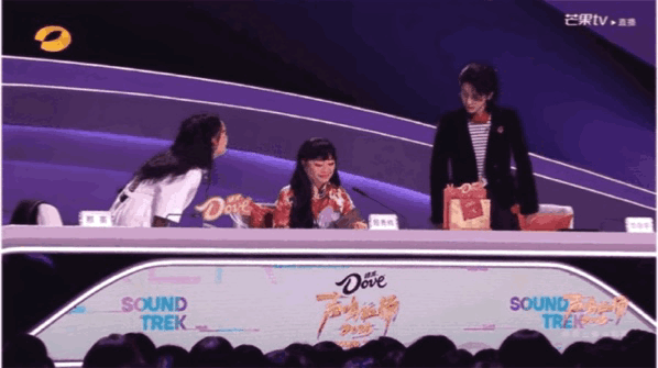 华晨宇撤回一个坐桌子名场面预定！花花这个下意识收腿的动作，简直是刻在 DNA 里