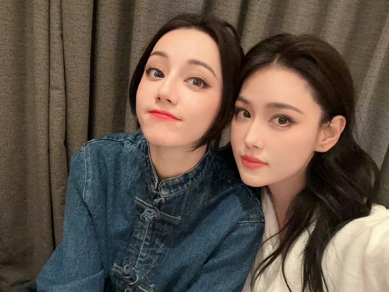 迪丽热巴为张馨予舞台剧送花篮迪丽热巴为张馨予送花篮 迪丽热巴为张馨予送花篮，迪丽