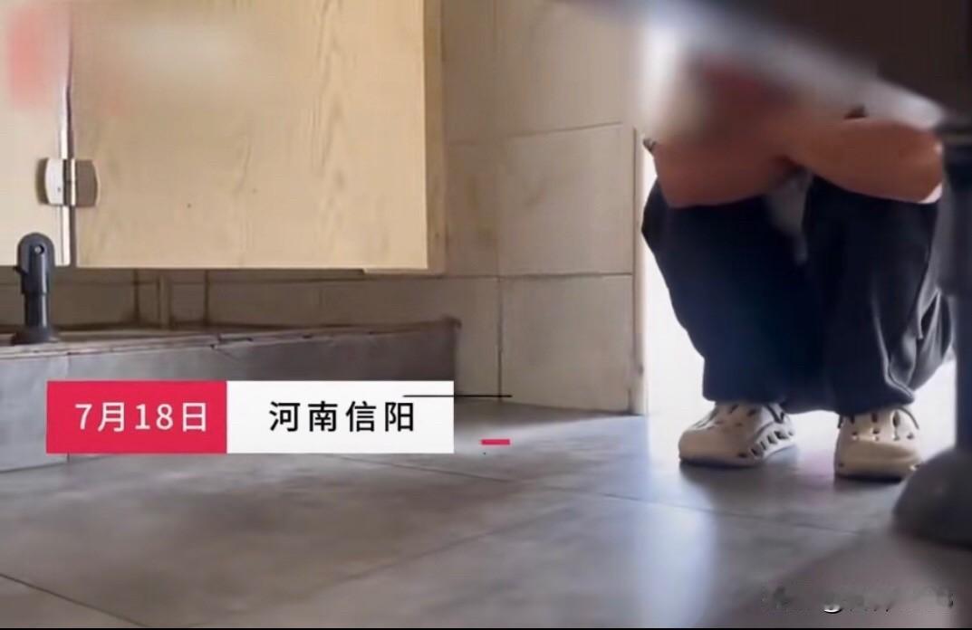 大家好，河南信阳，一位年轻女孩内急上卫生间解手，拍到陌生男子在女厕门缝下对她进行