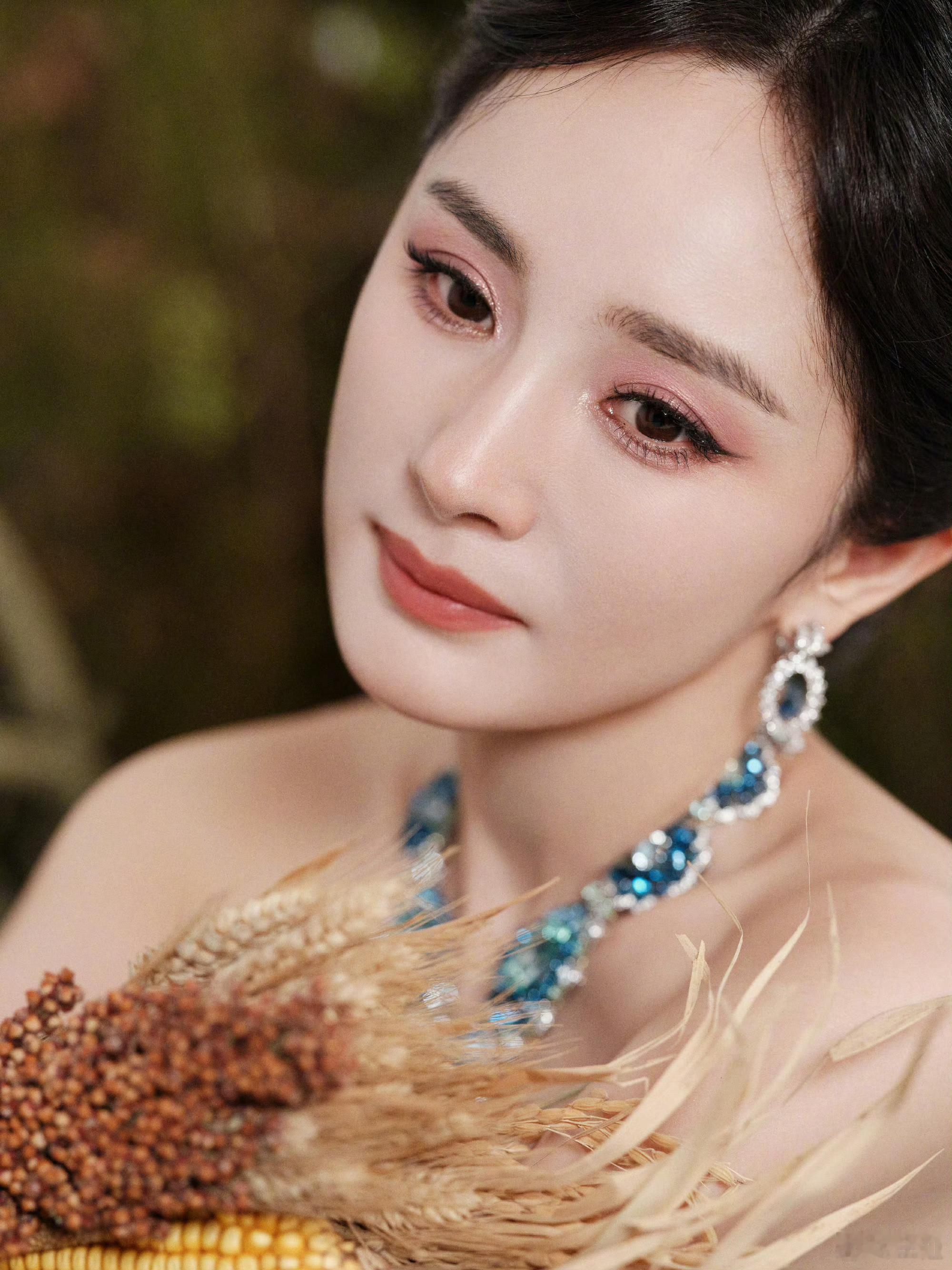 杨幂 蓝孔雀女王太美了啊！！而且孔雀蓝真的好显白 ​​​