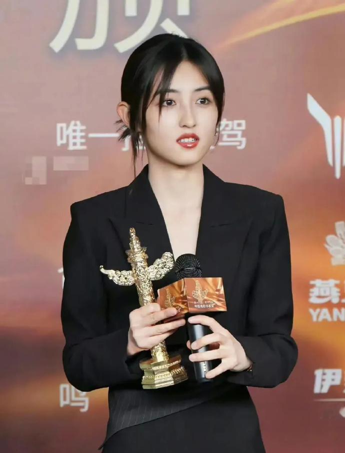 00后双top   张子枫的作品厚度，奖项数量，观众认可度，都要更好，也更有前途