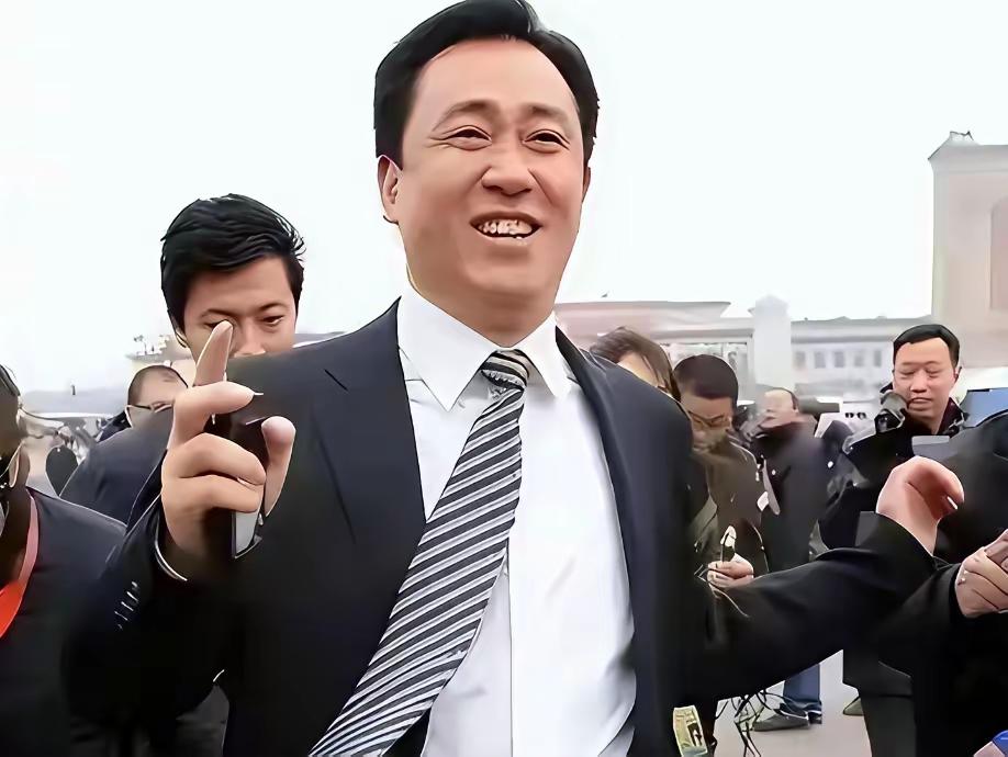 恒大巅峰时刻，意气风发的许家印满脸都是笑意，背后是乌泱乌泱的人，那是他积累个人财