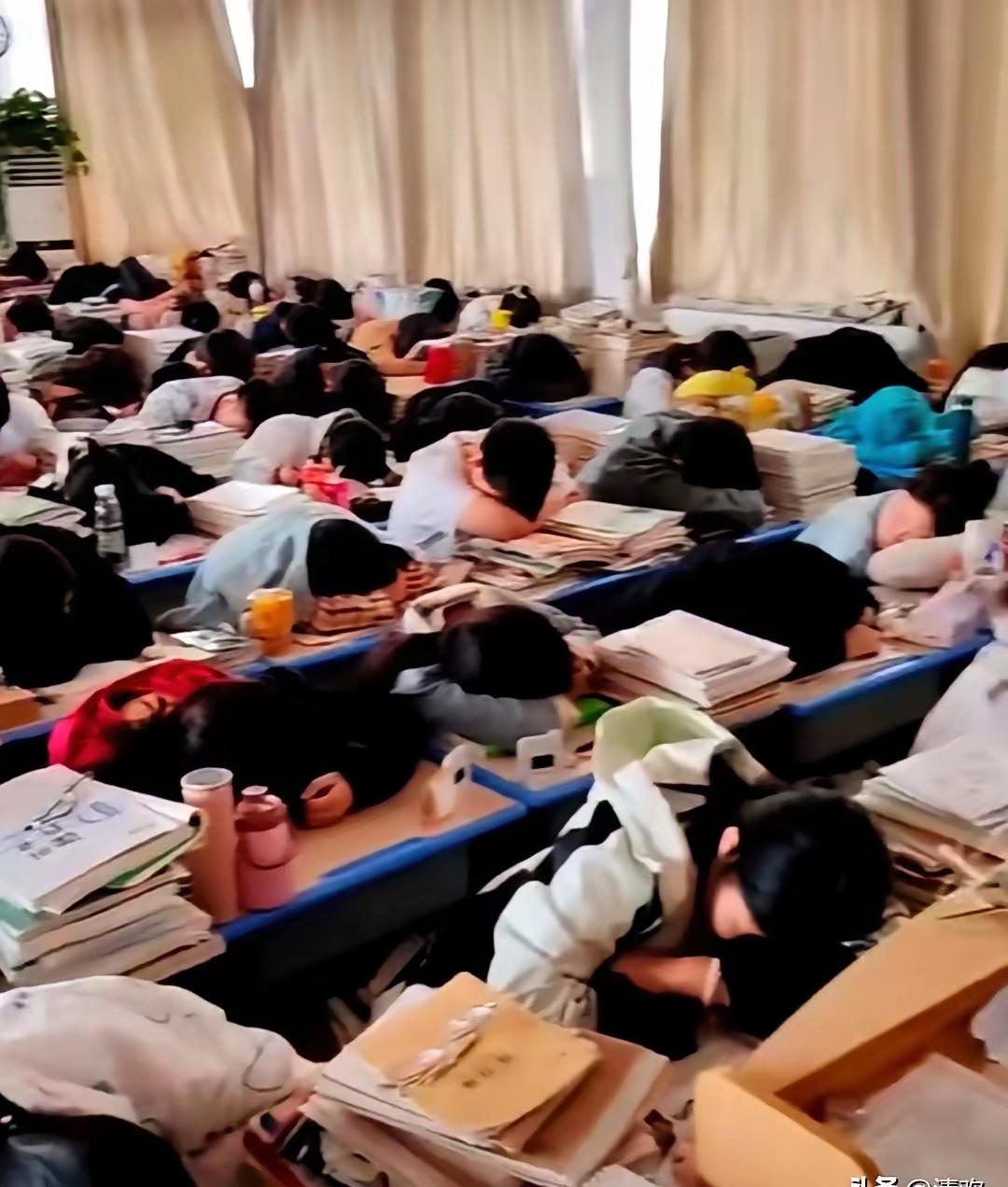 高三教室空了一半，桌子还在，人没了。听侄女说起这事，我心里咯噔一下。

她们班5