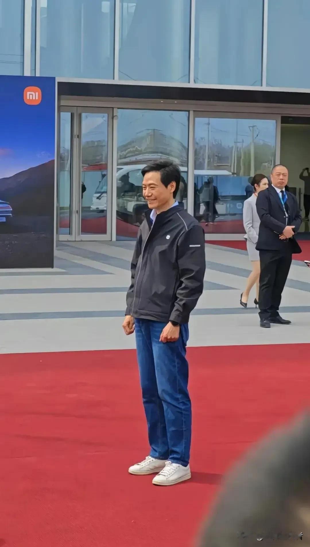 他已经是一位50多岁的成功人士，但依然给人一种意气风发的少年感。不认识的朋友如果