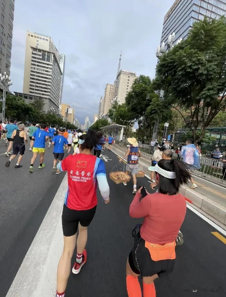 今日昆明马拉松比赛，为何百姓全部在唉声载道的？因为他们堵住了看病孩子，就连医生也