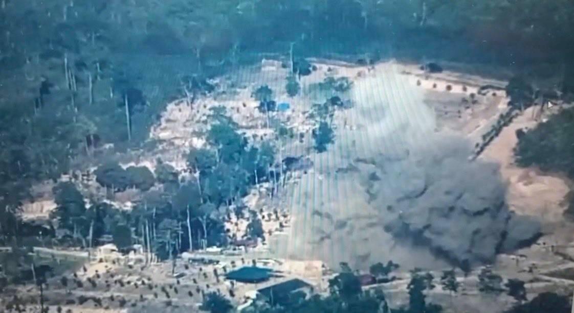 “一枚巨大的炸弹落在了他们（柬埔寨军队高层）的头顶。来自柬埔寨武装部队的士兵和他