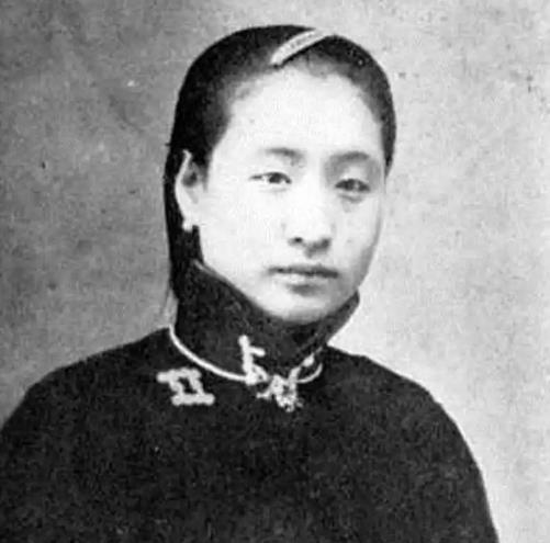 1949年，一名“懒婆娘”下嫁给锅炉工，她每天啥也不干，只喝酒、闲逛和听戏，直到