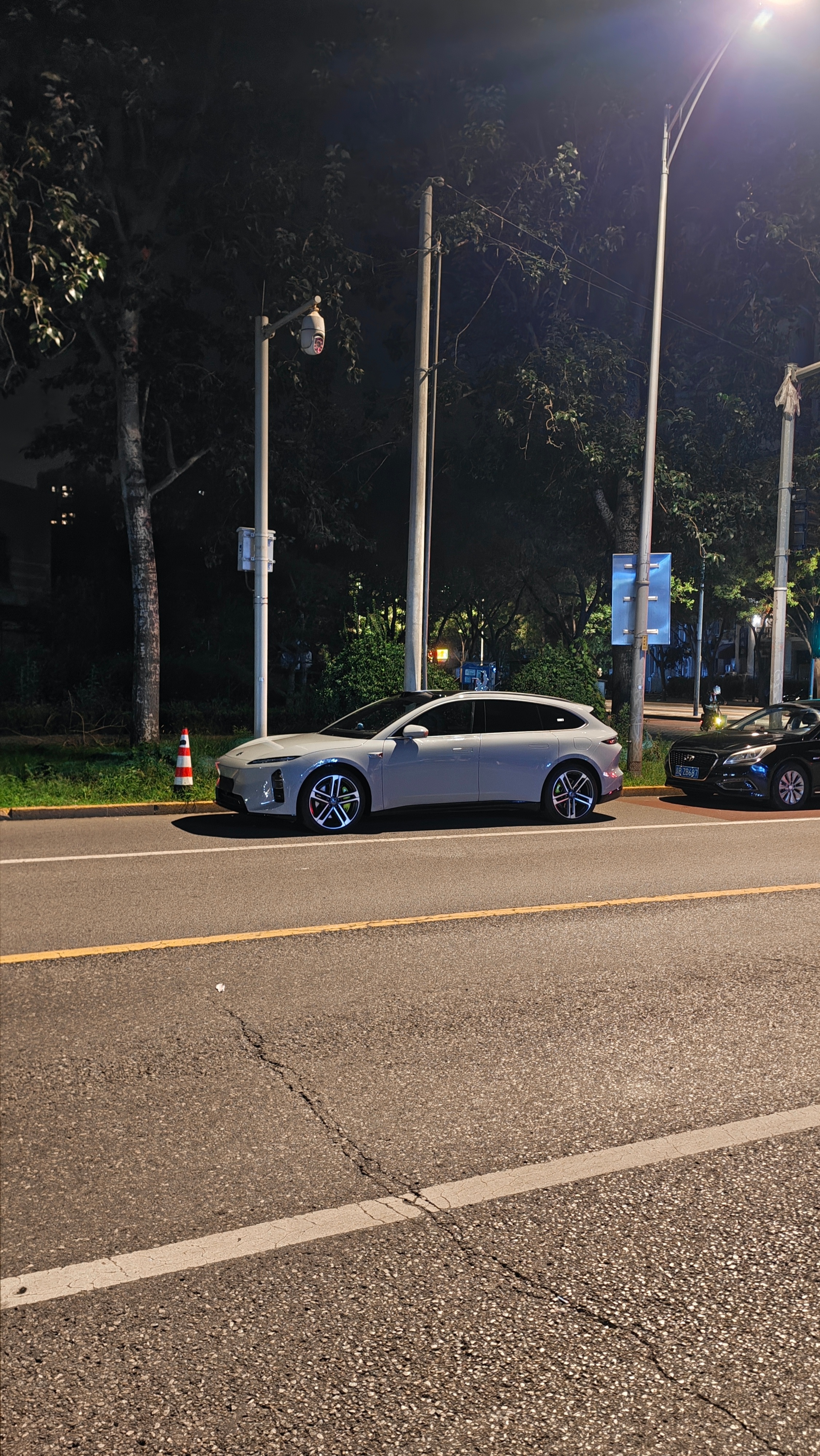 北京街头偶遇野生冠军版ET5T，真帅啊。。。全民拍车 ​​​