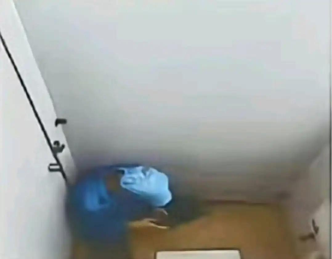 广东珠海一家科技公司最近上演了一出“厕所抓包”的闹剧。一名18岁的试用期员工因在