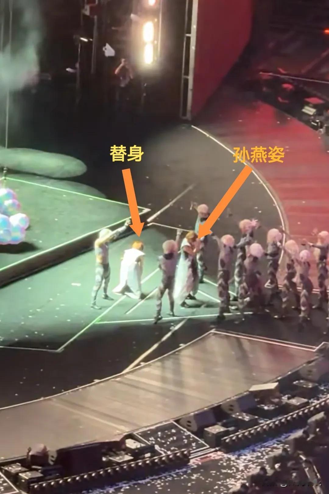 孙燕姿演唱会居然用替身！

近日，很多看过孙燕姿巡演的朋友都知道，在演唱会中有一