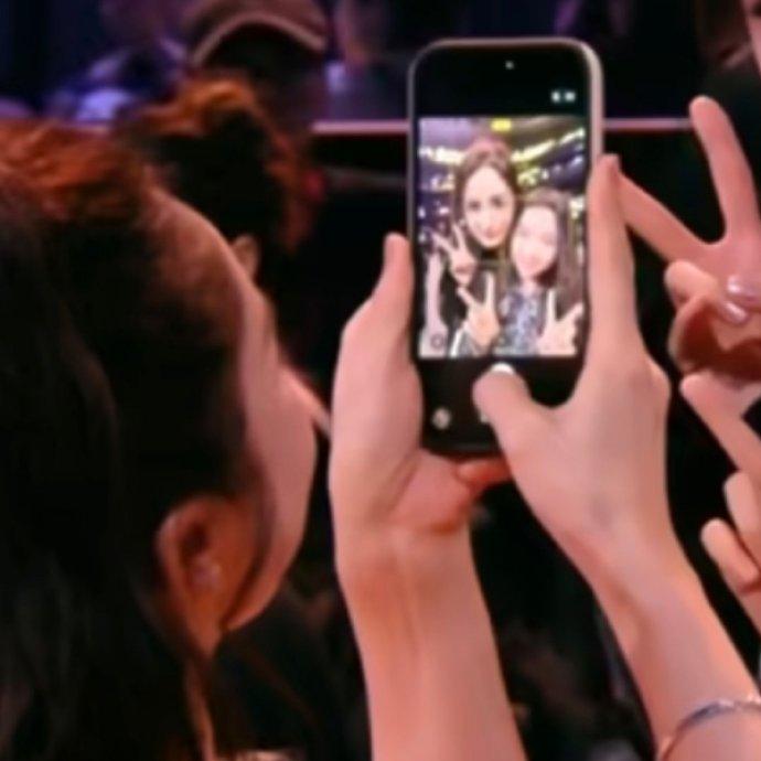 太有节目了姐。。我看诡秘拍的照片就这样：
杨幂 祖海女王 ​