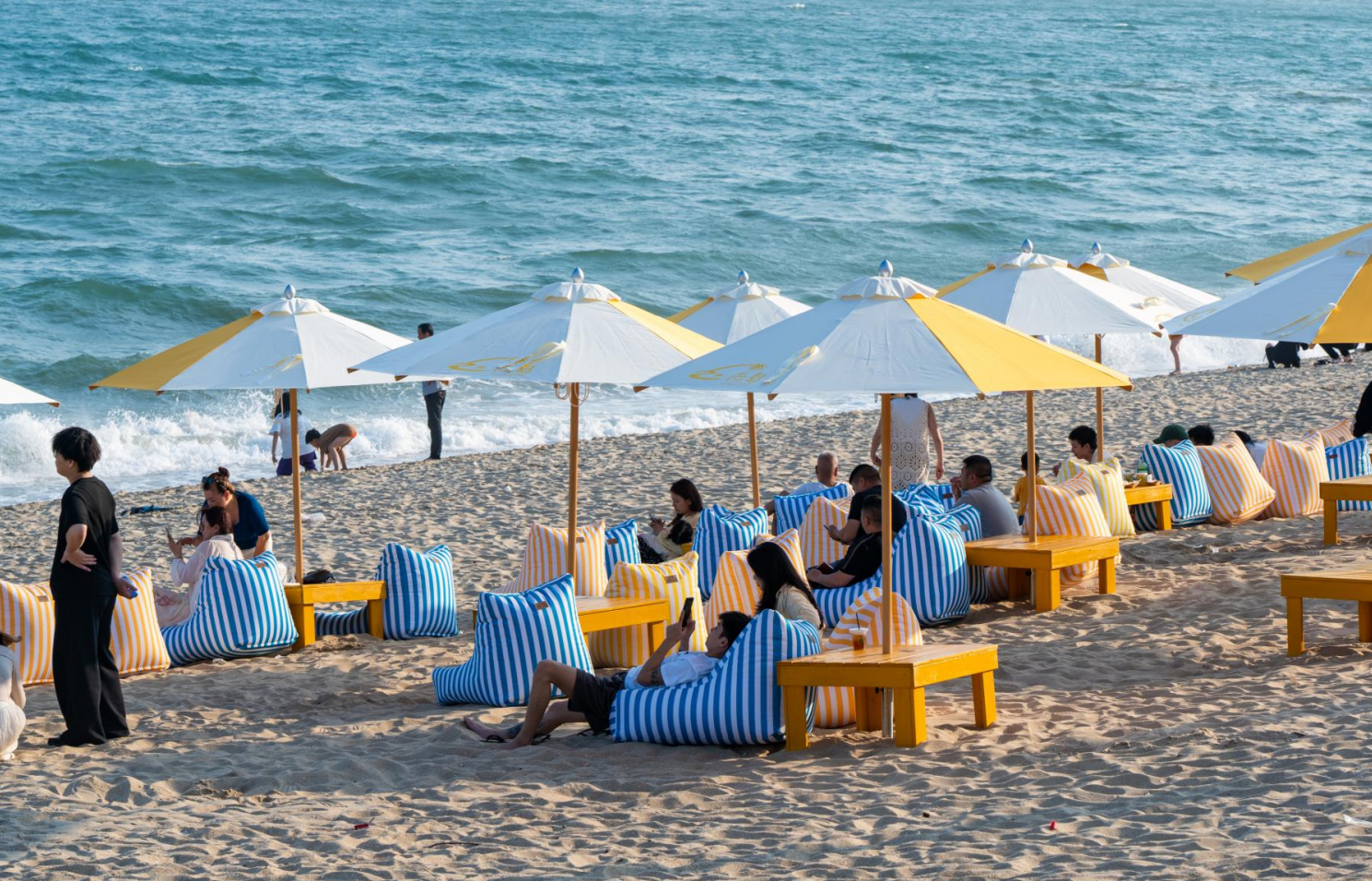 【】走在汕头的街巷里，脚步踩响的是岁月的回声，耳边回荡的是铿锵有力的英歌舞旋律，