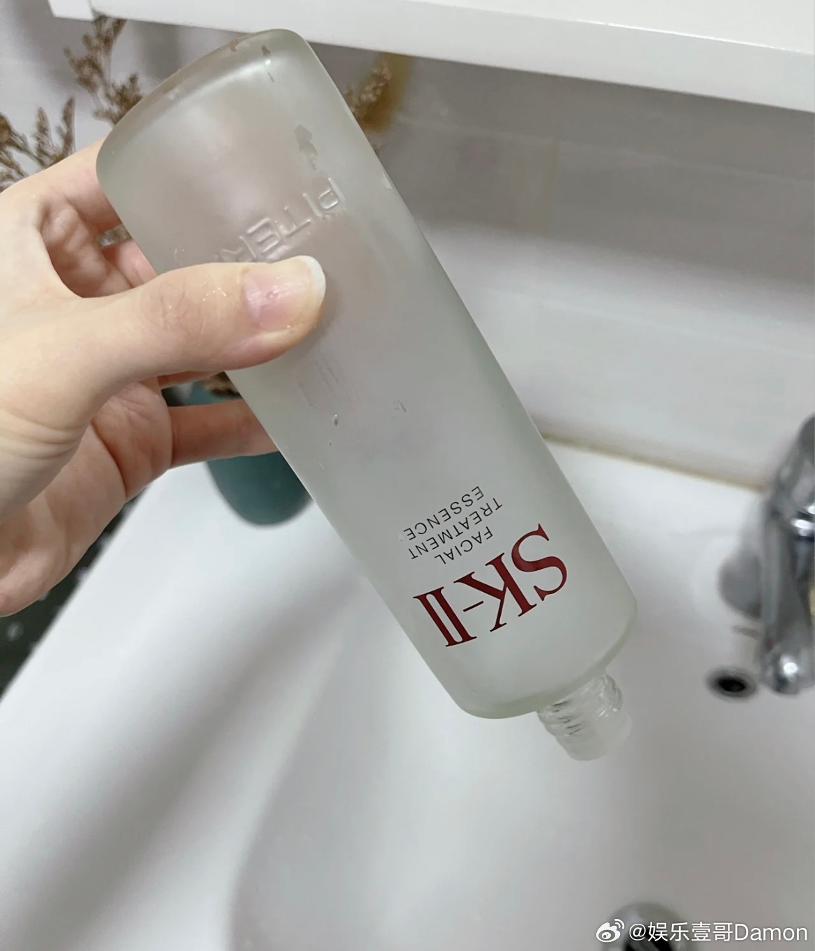 我的水油平衡全靠sk2神仙水调节的，每晚用化妆棉湿敷三到五分钟，收缩毛孔，抗衰老