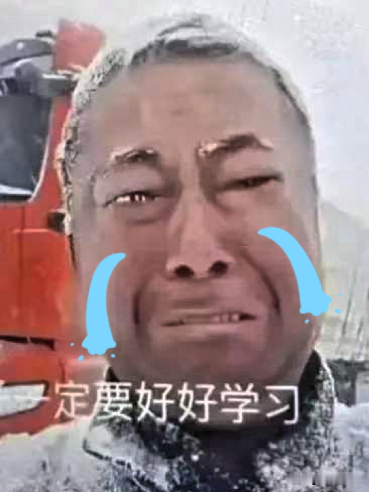 河南濮阳市有位开货车的父亲，途经儿子就读的大学时，拨通了儿子的电话：“儿子，爸在