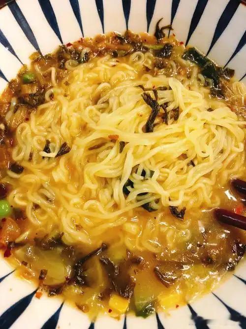老坛酸菜已经塌无可塌了 之前吃老坛酸菜泡面，在调料包里发现死苍蝇，具体哪个牌子不