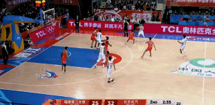 这一下危险！CBA常规赛福建对阵北京的比赛第二节出现危险场面：该节还有两分半钟结