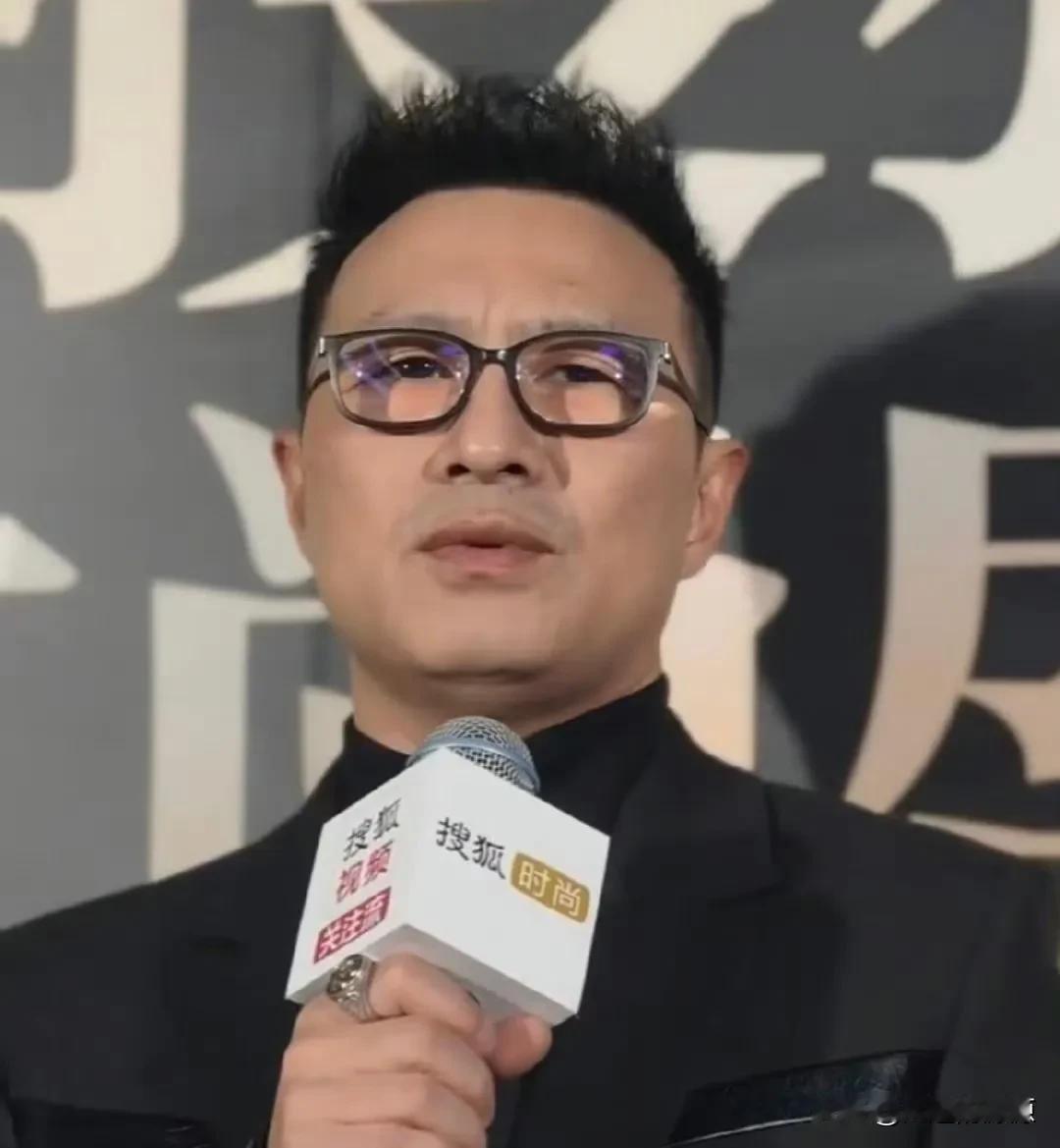 汪峰这是发生了什么，突然变成这样子了[捂脸]