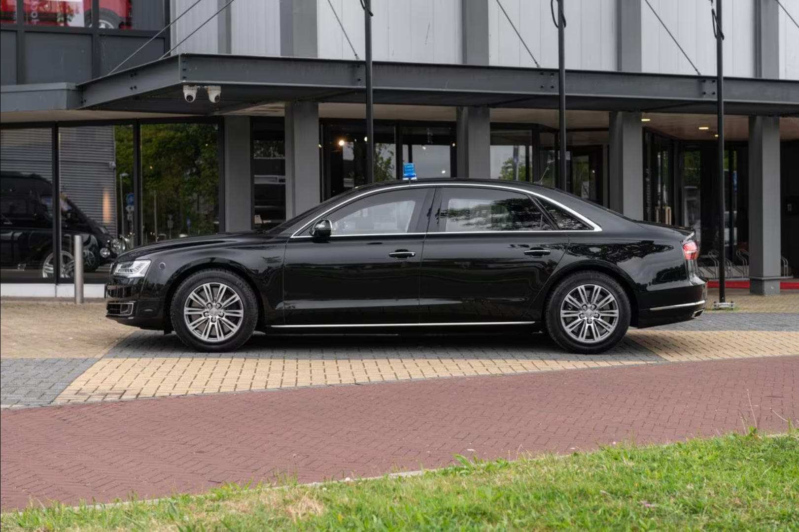 Audi A8L VR9 Security，奥迪A8原厂防弹车上的各种特殊装备 