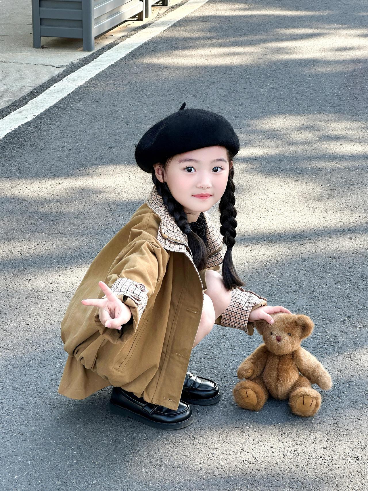 萌娃与小熊的温馨时刻