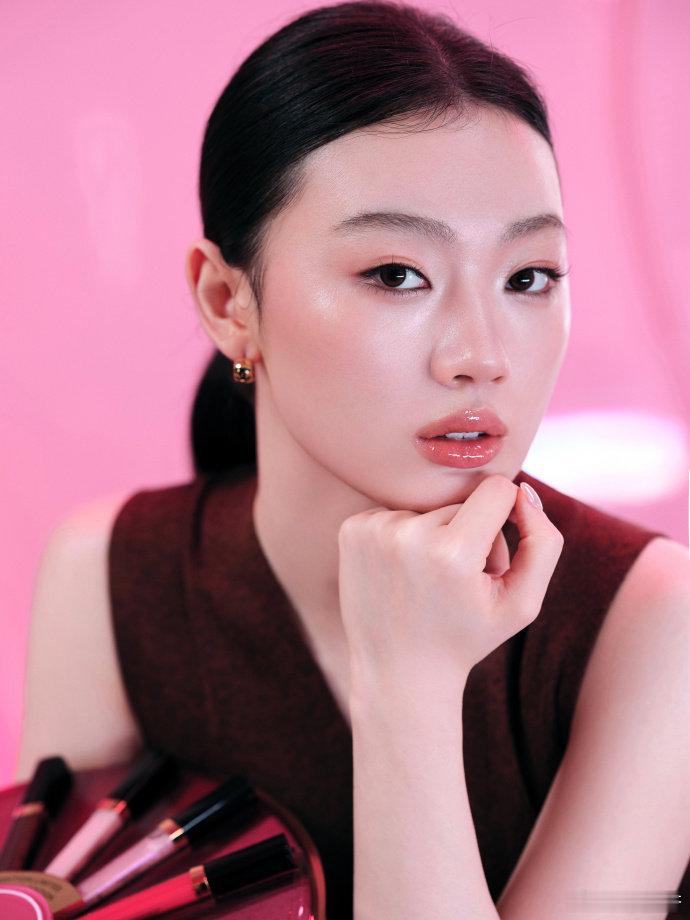可可闪亮电台开麦 好多美女齐聚夏天超适配轻透玻璃唇，所以有了香奈儿可可闪亮唇蜜 