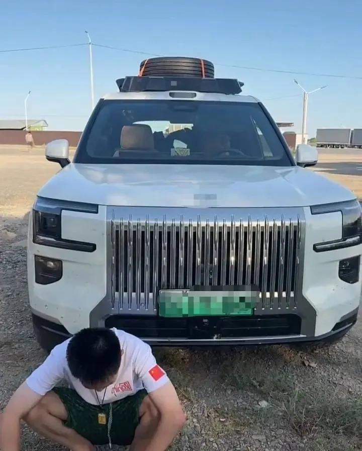 50多万买的国产豪车，突遭车厂远程锁车，车机系统近乎报废，车主愤怒又憋屈。河南一