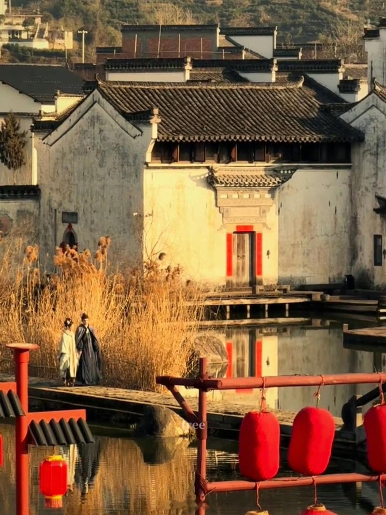 杨紫韩东君家业牵手路透  《家业》实景也太美了吧，夕阳余晖下的李祯太哇塞了[爱慕