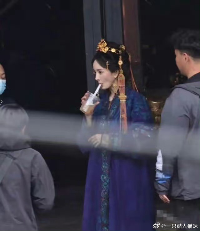 幂姐真的是合格的代言人，难怪商务多。即使是在剧组，也坚持喝库迪