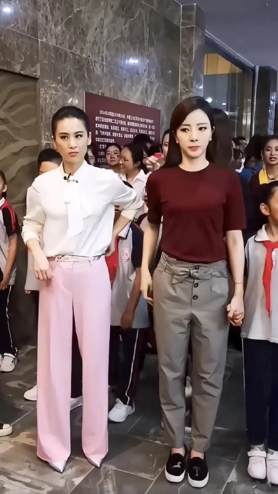 黄圣依和李思思同框两位女性优雅的气质和时尚的穿搭。黄圣依穿着白色上衣搭配粉色长裤