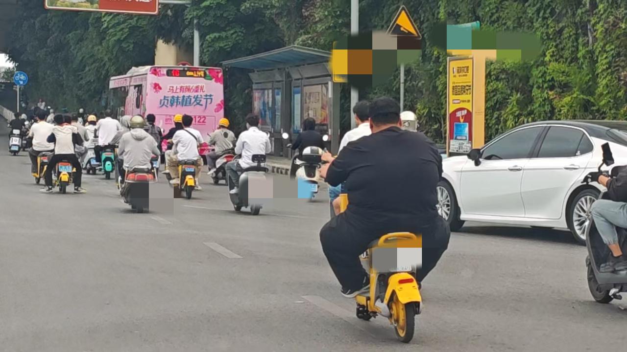 在南宁待了十几年，这种程度的胖子还确实非常少见。两三百斤的人开这种小电车，这车会