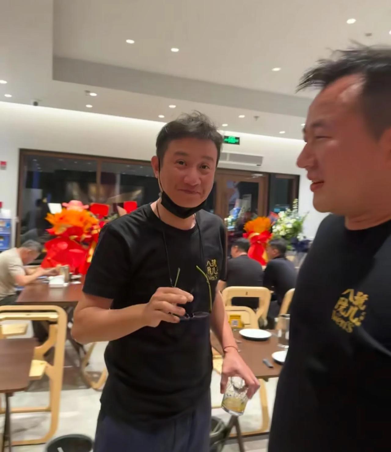 文章上海端盘子了。聚光灯砸在地上碎成八瓣，拼凑出一间叫“八號院兒”的陕西馆子。