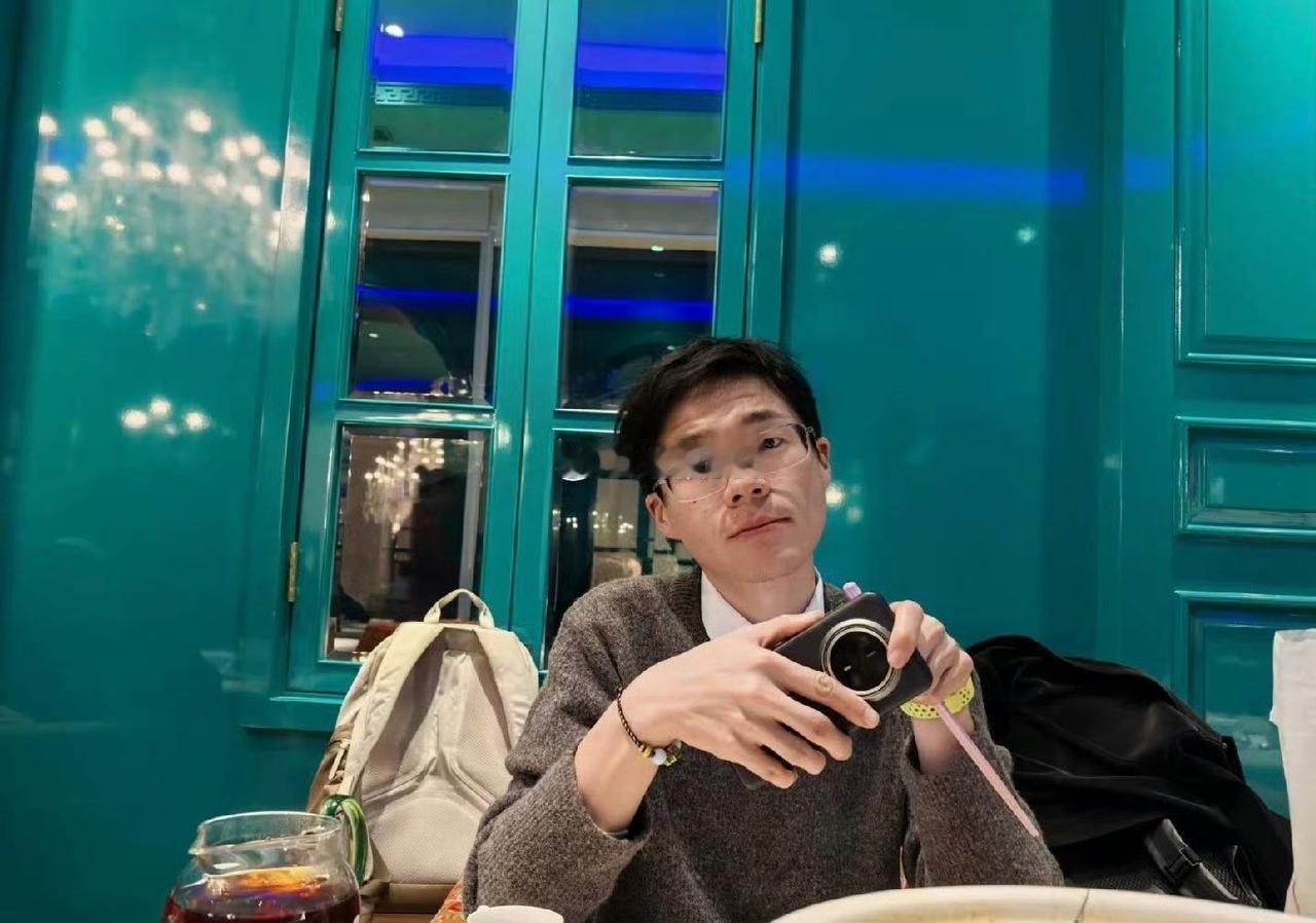 上海一幼儿园男教师不堪压力跳河自杀，看了整个事情的经过，真为这个老师的死不值，人