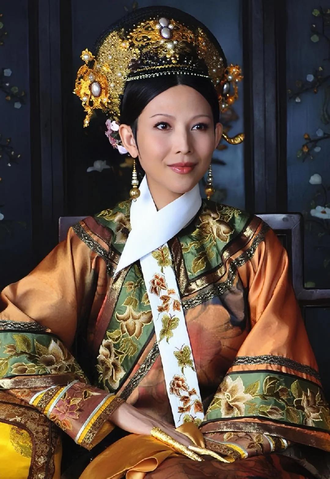  皇后娘娘的扮演者蔡少芬，1973年9月17日出生于中国香港，籍贯广东省潮州市，