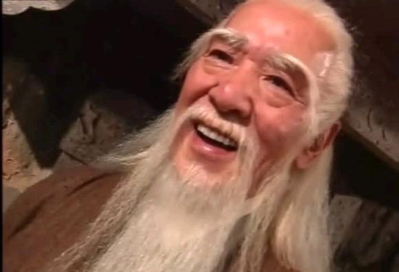 华山派那场婚宴，从头到尾就是个局。
风清扬被骗了。
新娘子是气宗安排的托，目的只