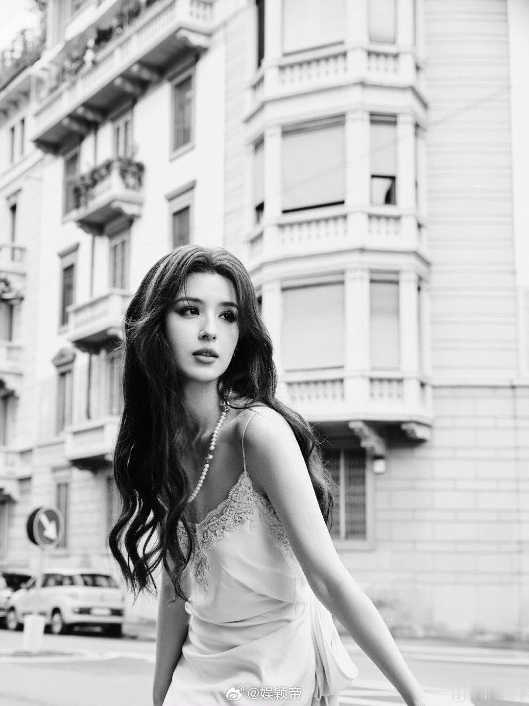 哈妮克孜意式美人 哈妮克孜的时尚表现力绝了！米兰时装周上，她完美消化意式风格，白
