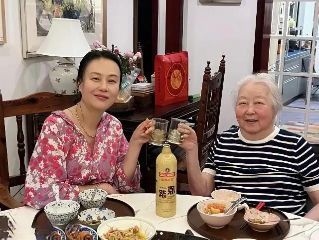 邬君梅和朱曼芳，一对母女明星！ 朱曼芳年轻时也是个美人，在巜与魔鬼打交道的人》里