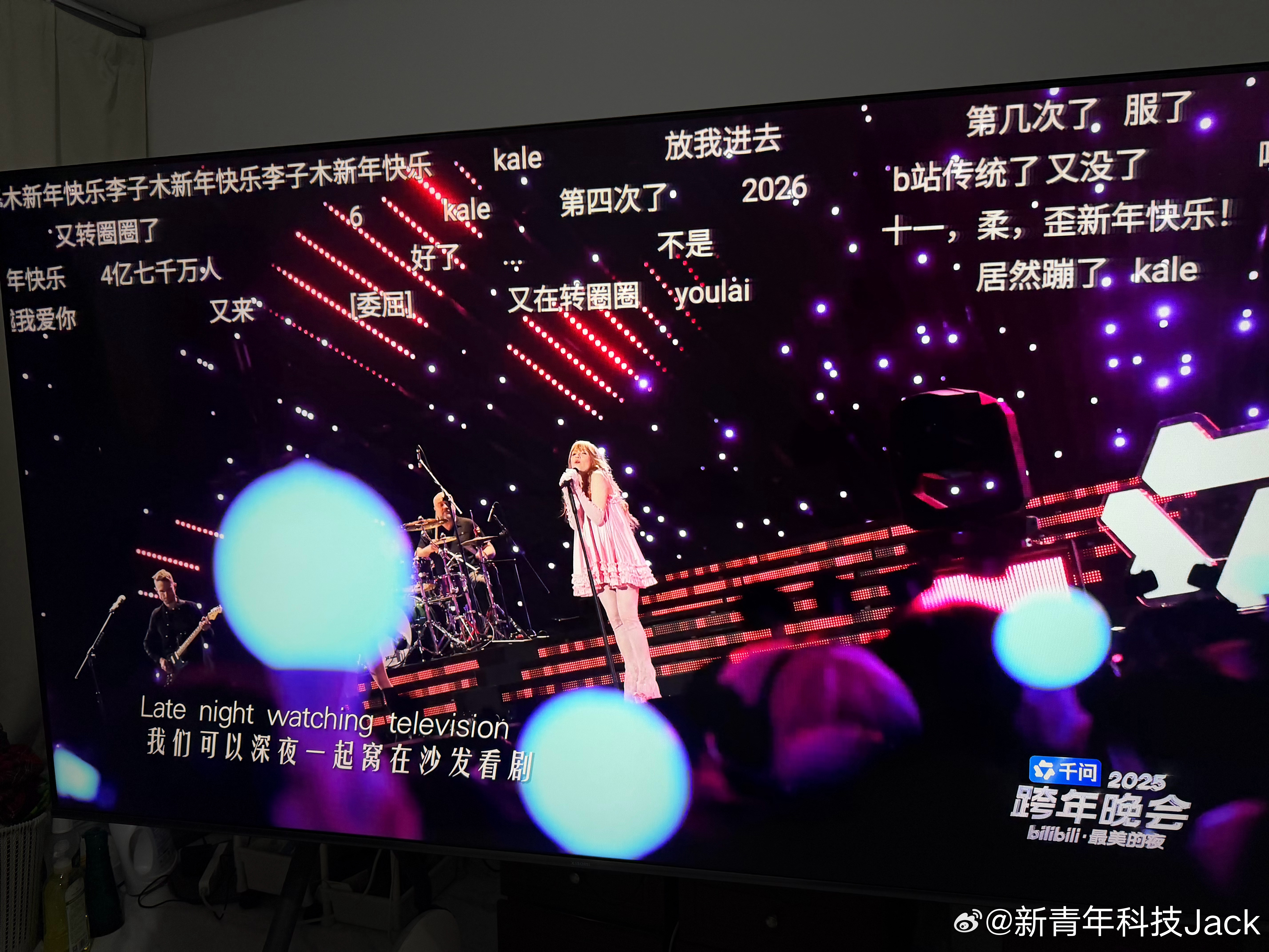 B站跨年晚会B站跨年晚会直播崩了我以为是我网络问题，结果弹幕上一堆吐槽卡了 