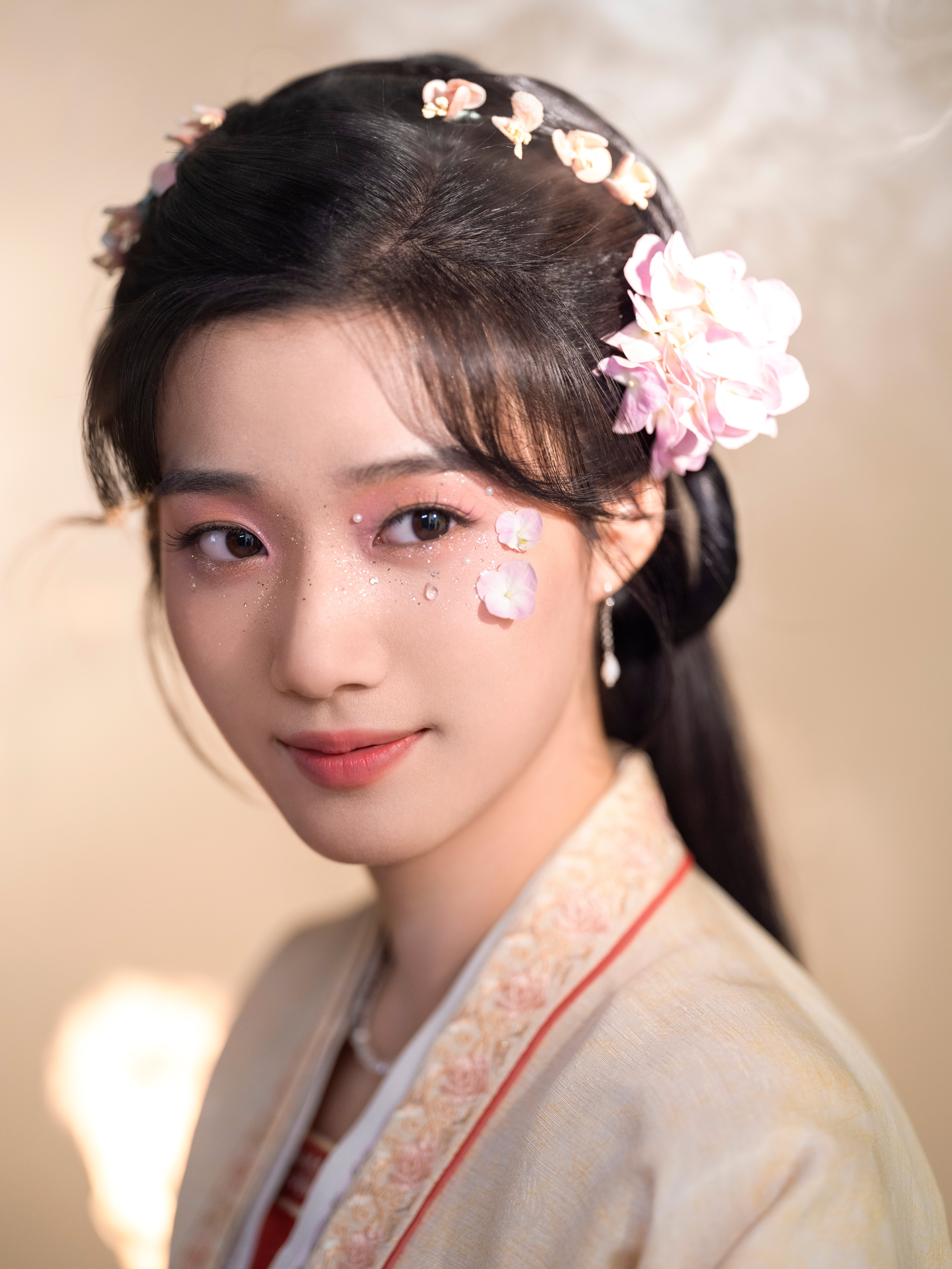 卢昱晓  妆容淡雅而精致，柔美与温婉。#卢昱晓发杀青文# ​​​