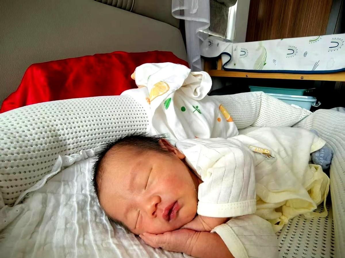 女儿前几天生了小宝宝叫我来待侯她做月子，可来到她家没几天感觉就象度日如年！

原