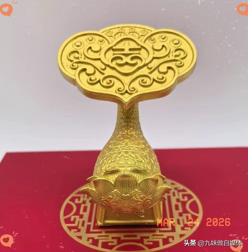 黄金一暴跌，最先破防的是我表姐。
前阵子金价冲到一千四百多，她跟打了鸡血似的：肯